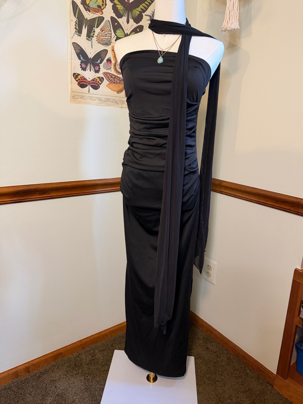 Elegant Black Strapless Evening Gown with Scarf